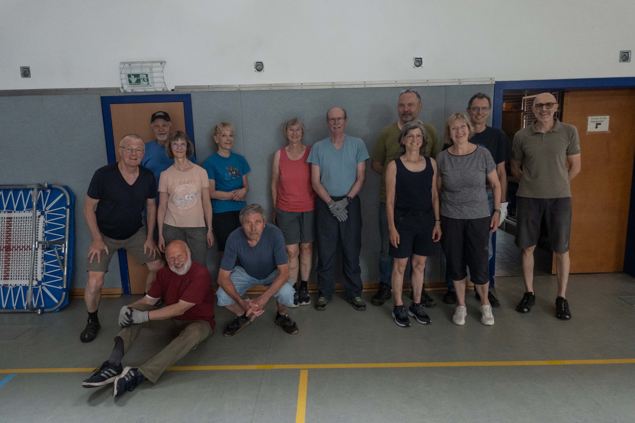 Titelbild - Helfergruppe beim Arbeitseinsatz in der Turnhalle