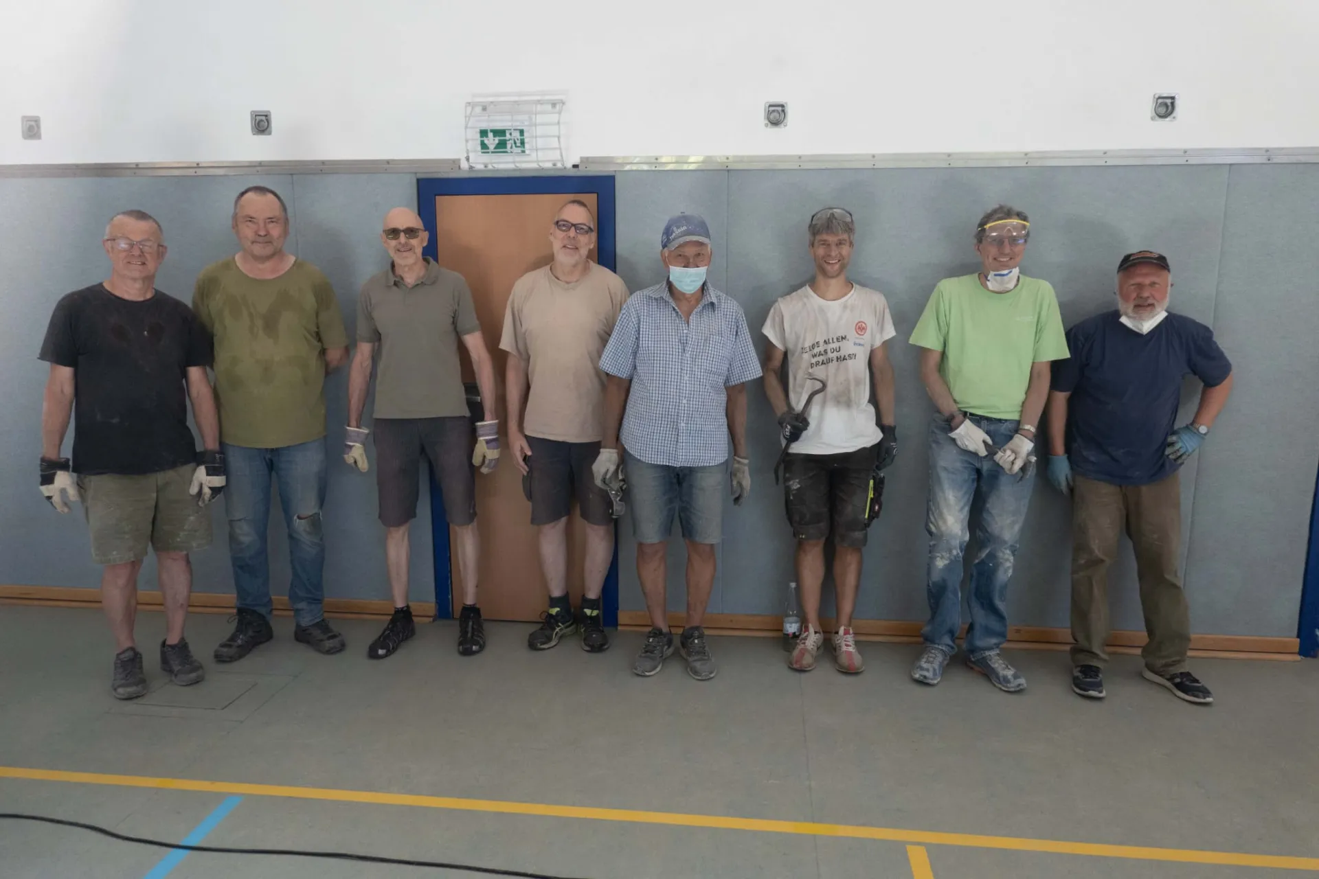 Titelbild - Helfer beim zweiten Arbeitseinsatz in der Turnhalle