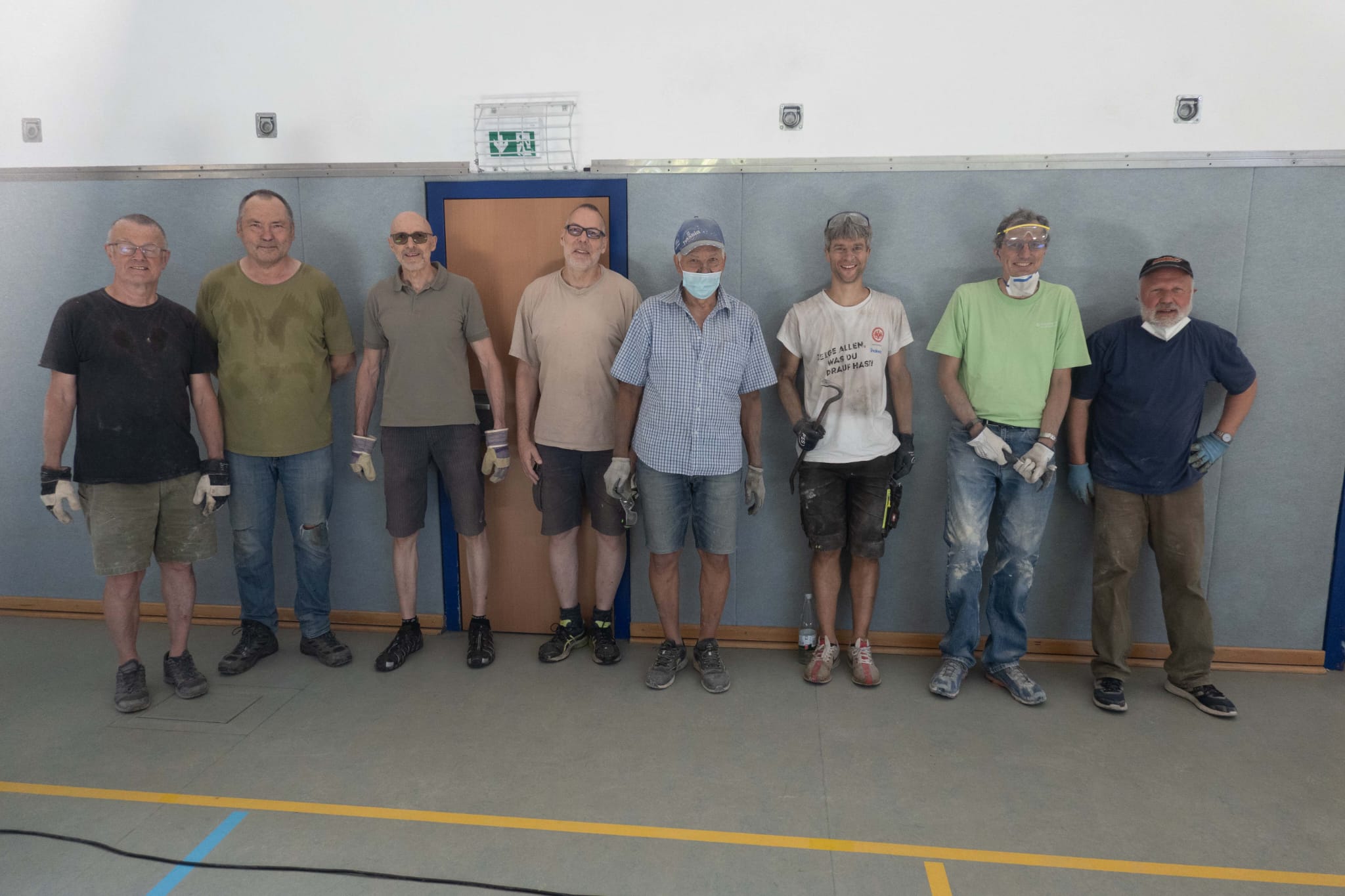 Titelbild - Helfer beim zweiten Arbeitseinsatz in der Turnhalle