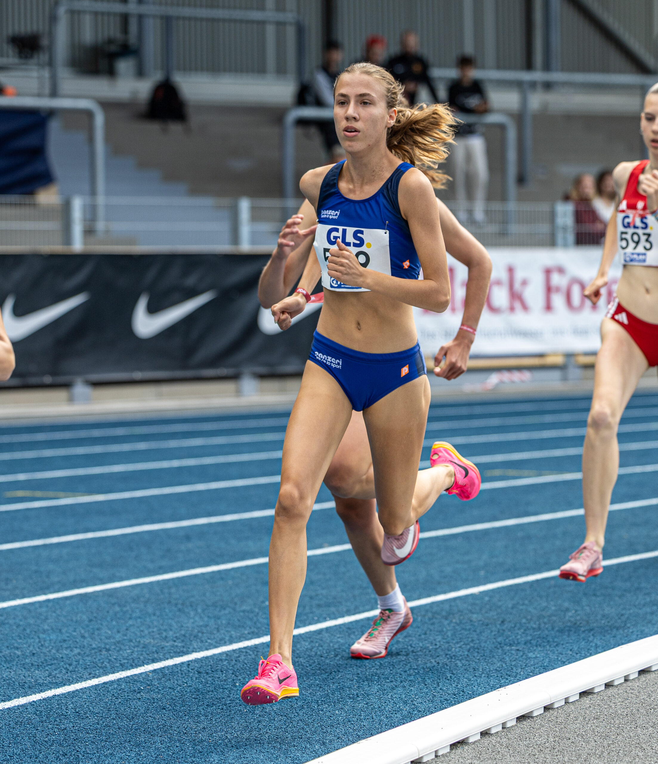 Titelbild - 800-Meter-Läuferin Amelie Tortell in Aktion