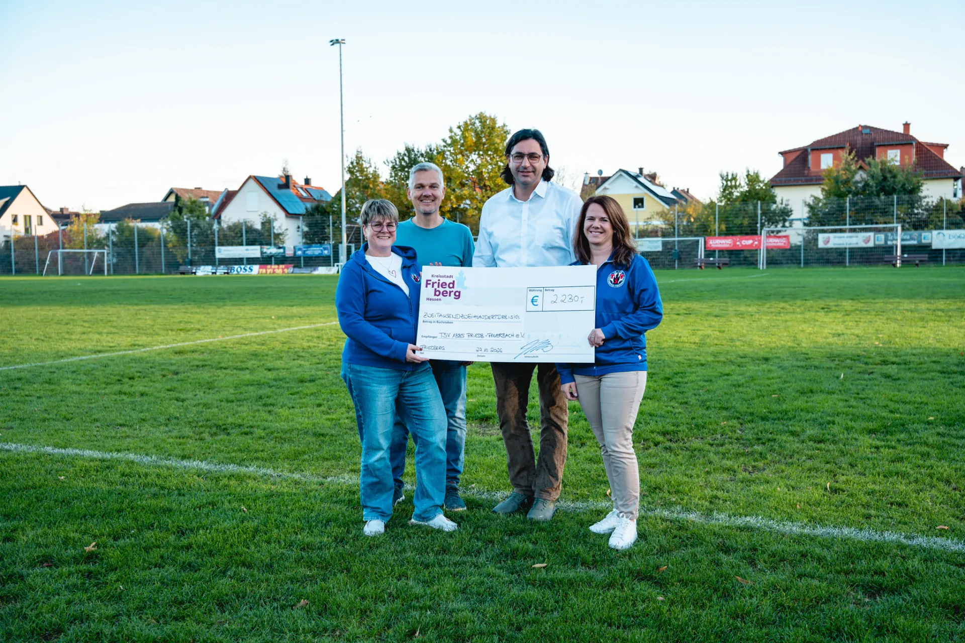 Titelbild - TSV-Vertreter mit dem Förderscheck der Stadt Friedberg für den Kinder- und Jugendsport